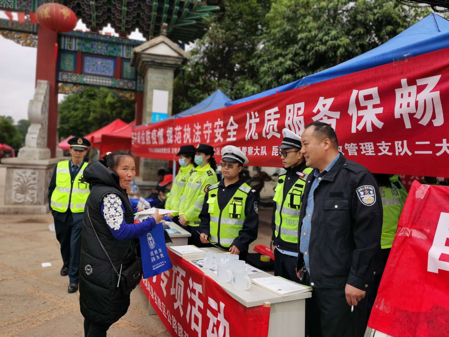 区公路,交警,路政等部门进行道路交通安全法律法规宣传活动